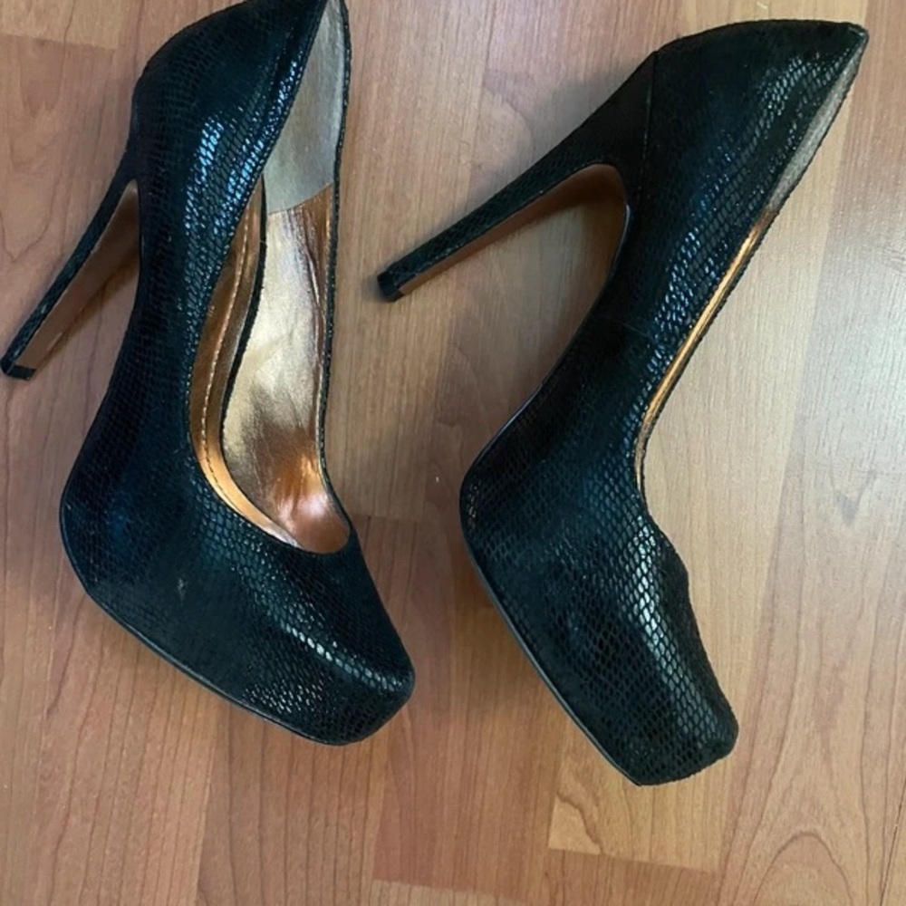 Chic Black Textured Heels